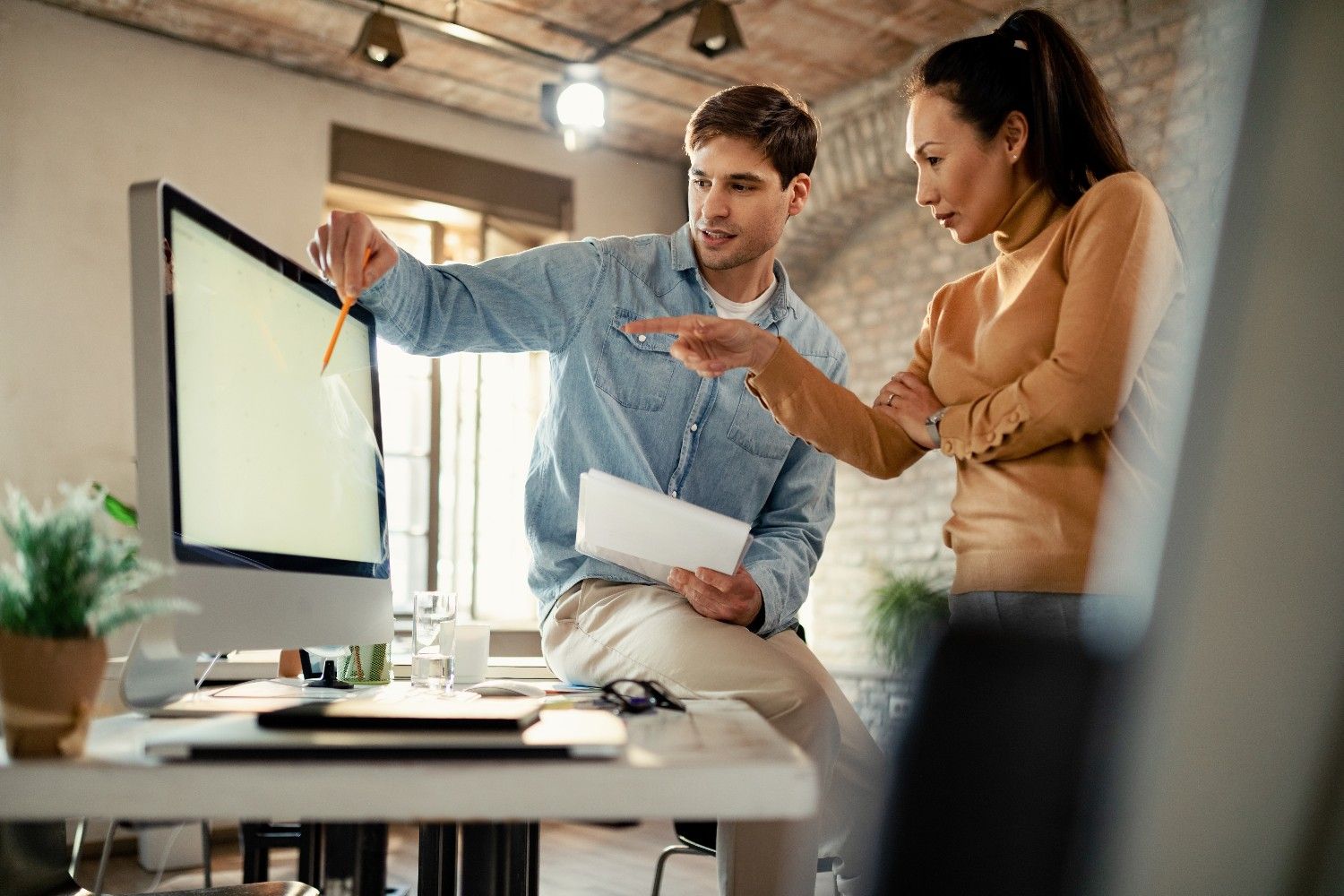 Collaborative data analysis on a desktop monitor