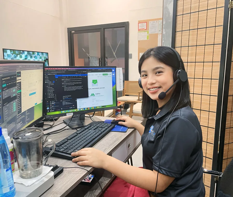 Murphy engineer monitoring hosting and site-care consoles on a headset